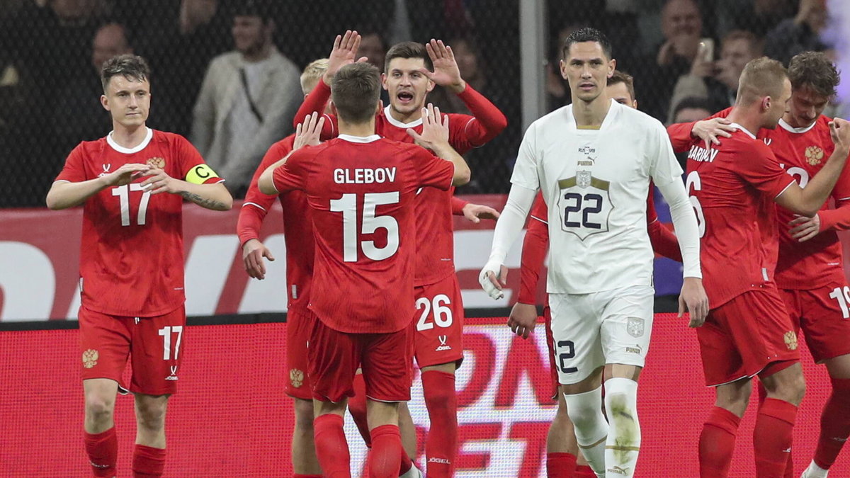 Piłkarze reprezentacji Rosji świętują gola w meczu z Serbią
