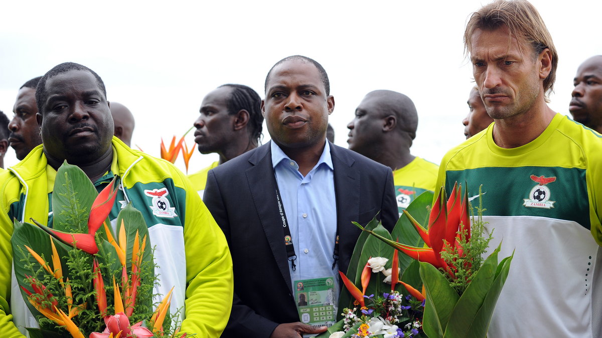 Zammbijski Minister Sportu Chisimba Kambwili, kapitan reprezentacji z 1993 r. Kalusha Bwalya (nie było go w samolocie) oraz trener Herve Renard składają hołd zmarłym w katastrofie z 1993 r.