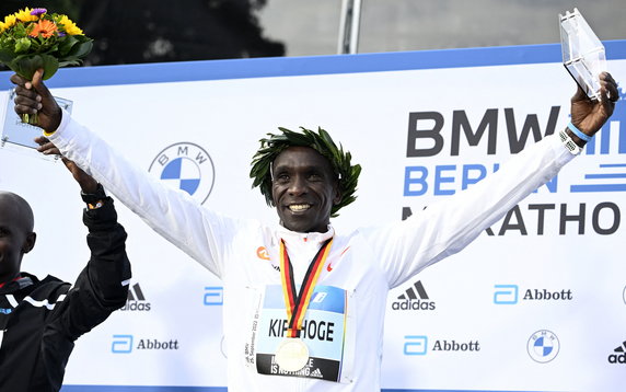 Eliud Kipchogu na podium po zwycięstwie i pobiciu rekordu świata