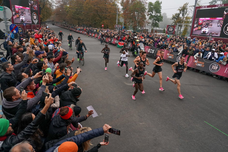 Eliud Kipchoge w Wiedniu pobiegł w niedopuszczonych jeszcze do powszechnego użytku Nike Alpha Fly, a  jego pacemakerzy w Nike Vaporfly Next% (w nich Kipchoge oraz Brigid Kosgei bili rekordy świata)