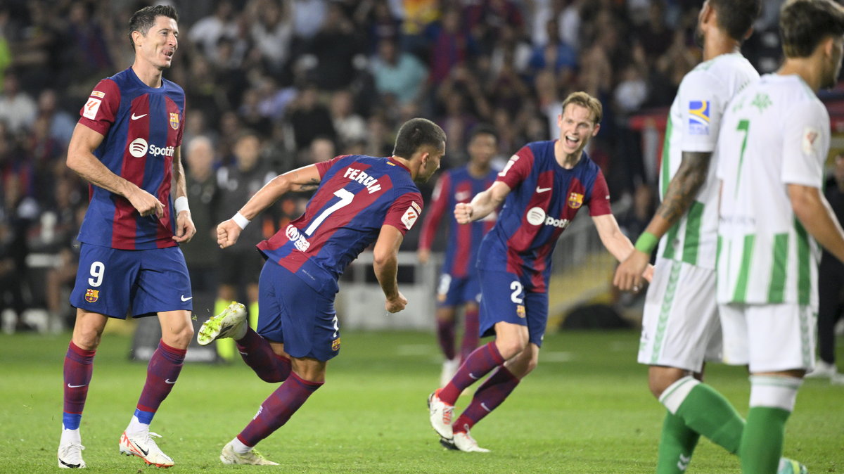 Ferran Torres cieszy się z gola dla FC Barcelona