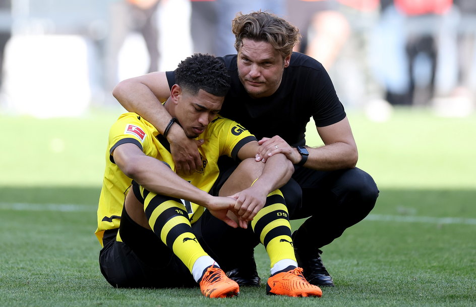 Edin Terzić (z prawej) pociesza Jude'a Bellinghama. (27.05.2023 r., Borussia Dortmund 2:2 FSV Mainz).