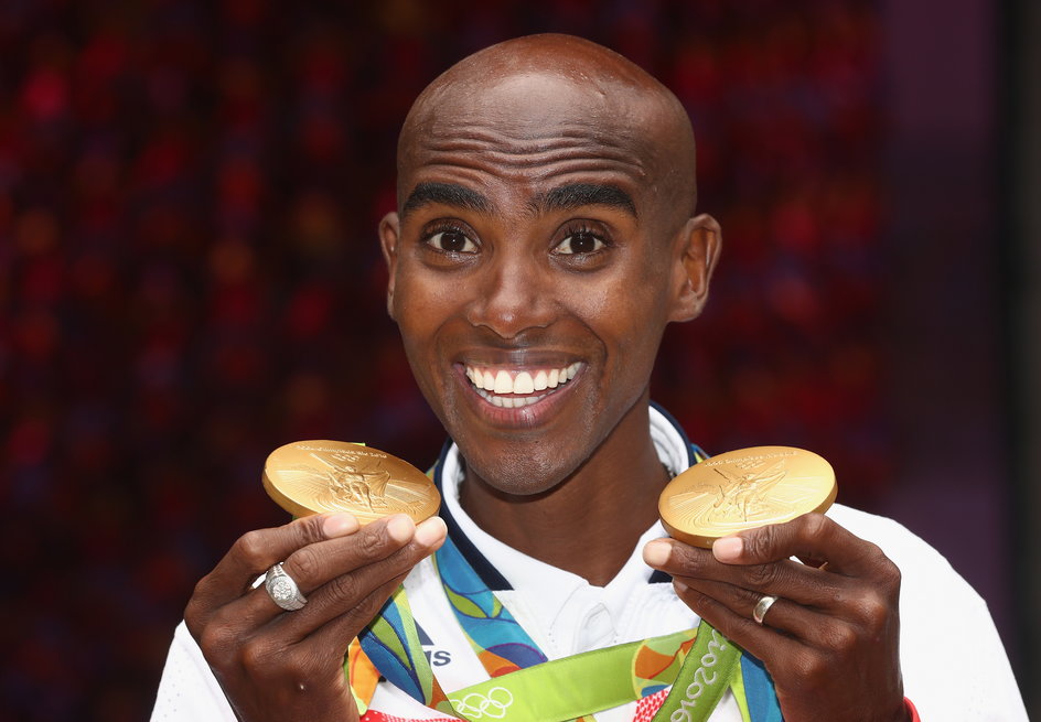 Mo Farah z dwoma złotymi medalami zdobytymi na IO w Rio de Janeiro (2016 r.)