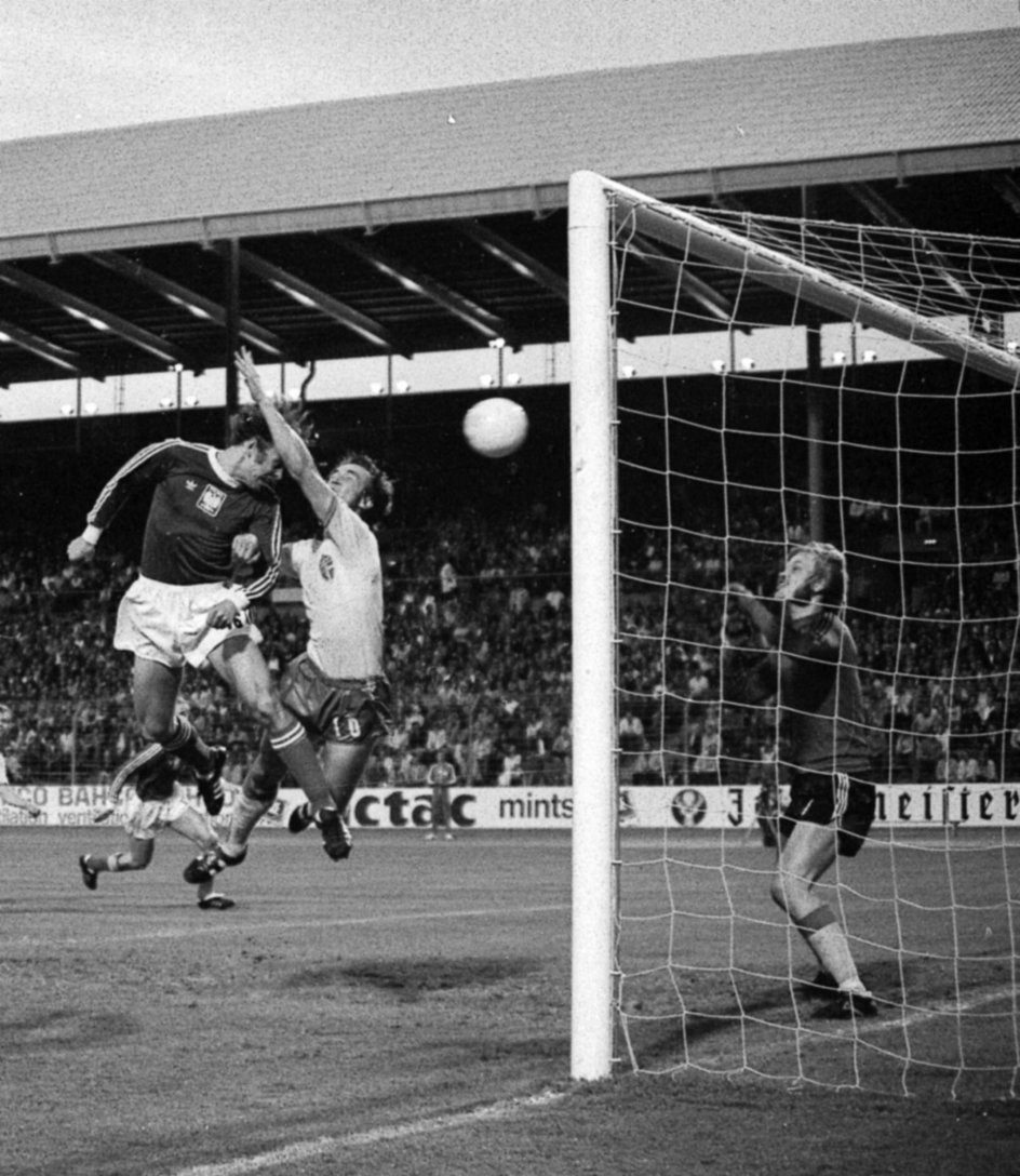 Grzegorz Lato w spotkaniu ze Szwecją na mistrzostwach świata w 1974 roku. Jego gol dał nam zwcięstwo.