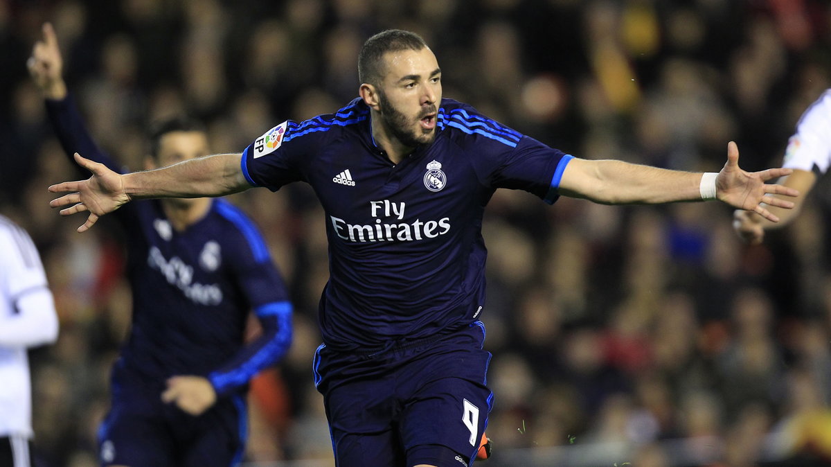 Karim Benzema cieszy się z bramki w meczu z Valencią (2:2), fot. Jose Jordan / AFP Photo