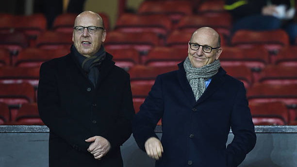 Avram Glazer (z lewej) i Joel Glazer