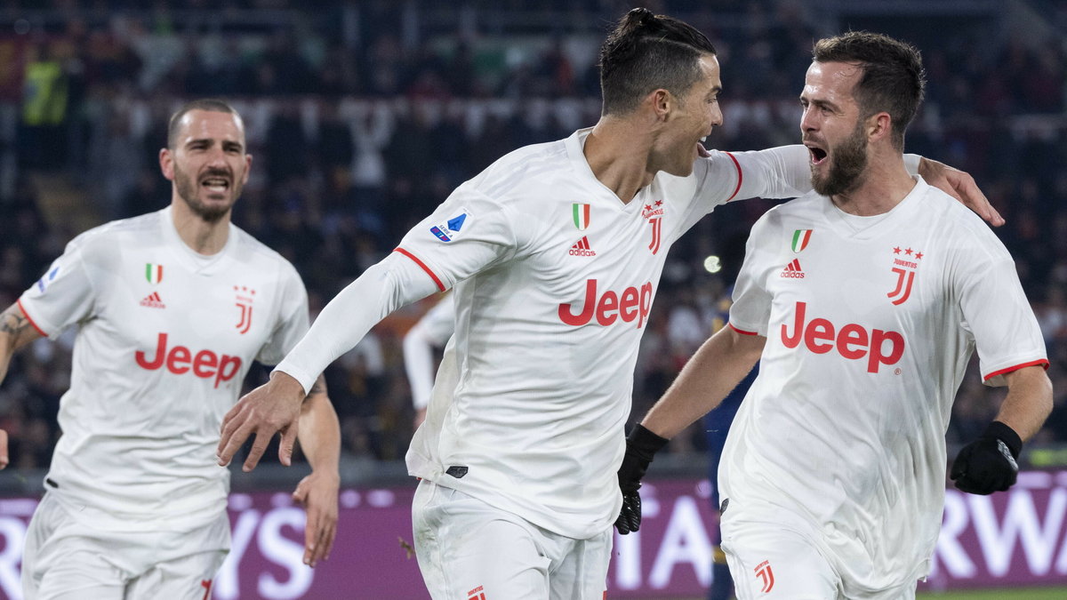 Radość graczy z Turynu po strzelonej bramce Romie w meczu ligowym