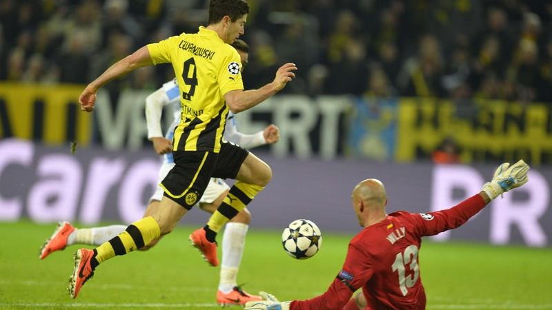 Robert Lewandowski strzela gola w meczu Borussia Dortmund - Malaga