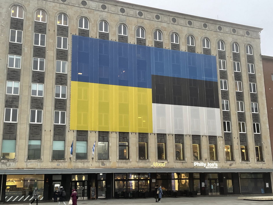 Wielka flaga Estonii złączona z flagą Ukrainy na Placu Wolności w Tallinnie