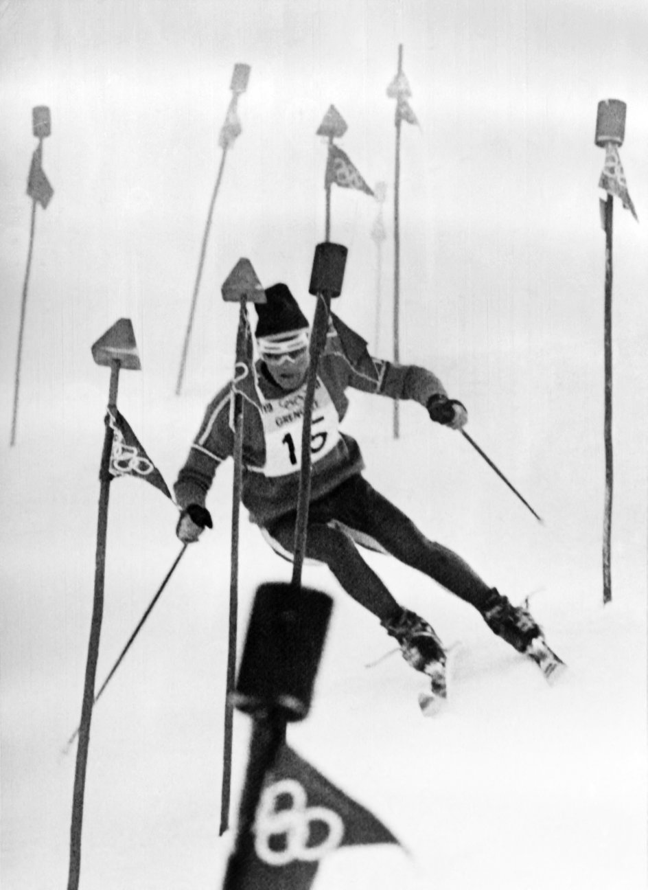 W litym 1968 roku Jean-Claude Killy został bohaterem narodowym Francji po tym, gdy zdobył trzy złote medale w narciarstwie alpejskim, tak jak 12 lat wcześniej Toni Sailer. W slalomie we mgle sprzyjały mu nadzwyczajne okoliczności.