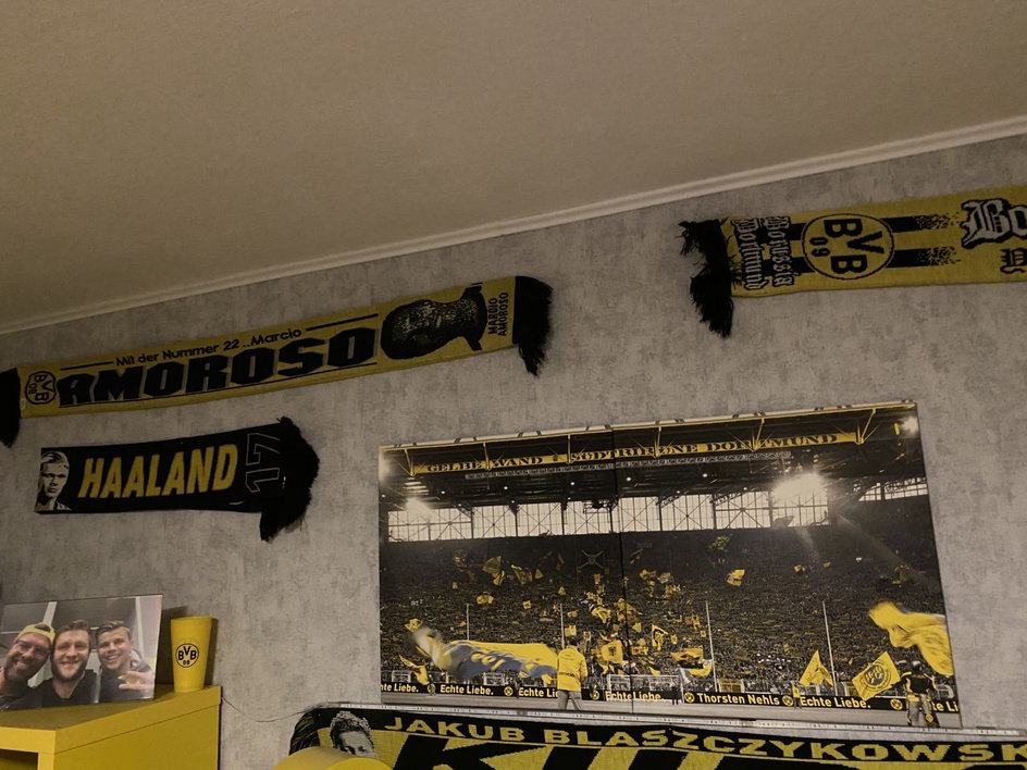 Cały pokój Thorstena przyozdabiają gadżety BVB