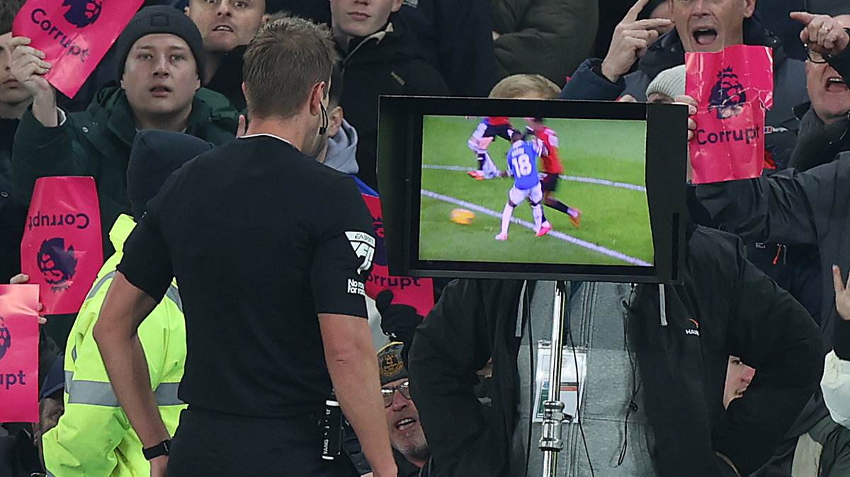 VAR podczas meczu Everton - Manchester United