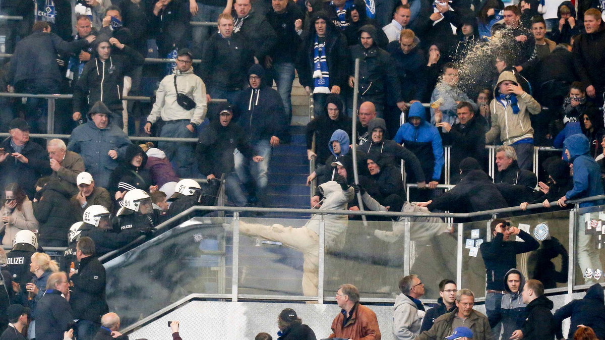 Starcia policji z pseudokibicami podczas meczu HSV Hamburg - Bayern Monachium