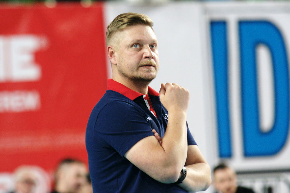 Trener Marcin Ogonowski trafił do Rudzińca w tym sezonie. Ma za sobą ponad dekadę pracy w sztabie Asseco Resovii, a także w 1. lidze i kadrach młodzieżowych.