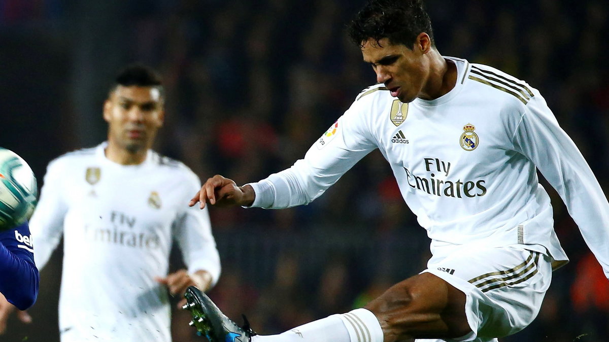 Raphael Varane (Real) uderza futbolówkę