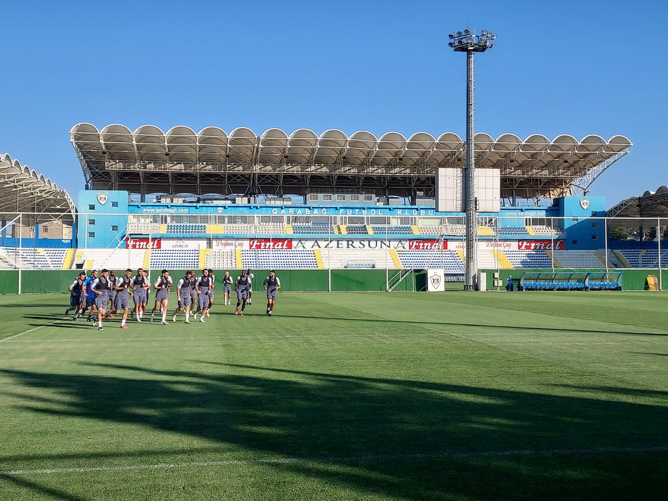 Piłkarze Karabachu podczas ostatniego treningu przed meczem z Rakowem. W tle Azarsun Arena
