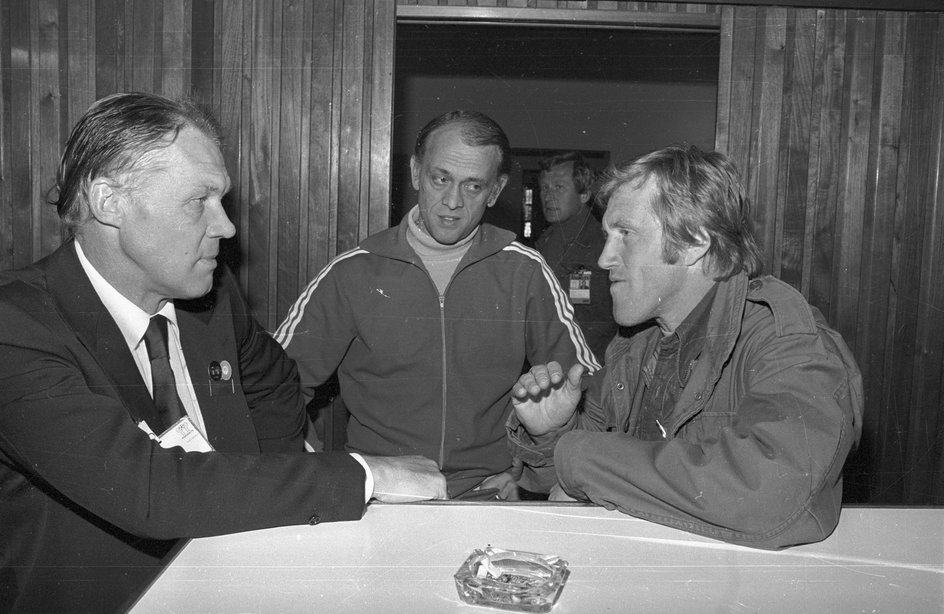 Od lewej: przedstawiciel FIFA, Andrzej Strejlau i Jacek Gmoch podczas mistrzostw świata w 1978 r.