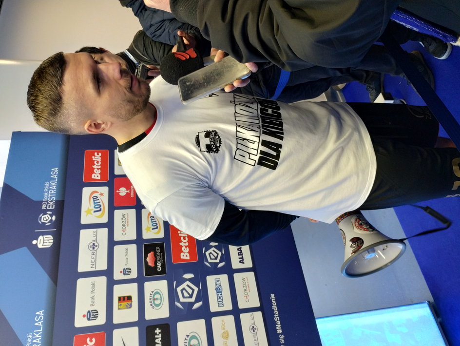 Lukas Podolski schodził z boiska z megafonem i okolicznościową koszulką