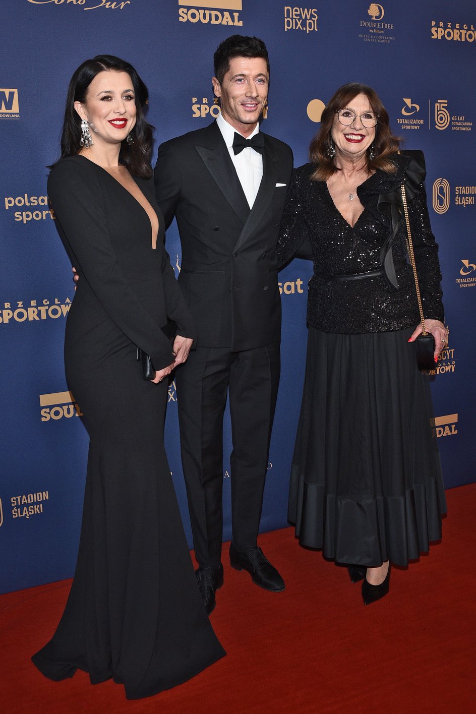 Robert Lewandowski mit seiner Mutter und seiner Schwester im Jahr 2022.