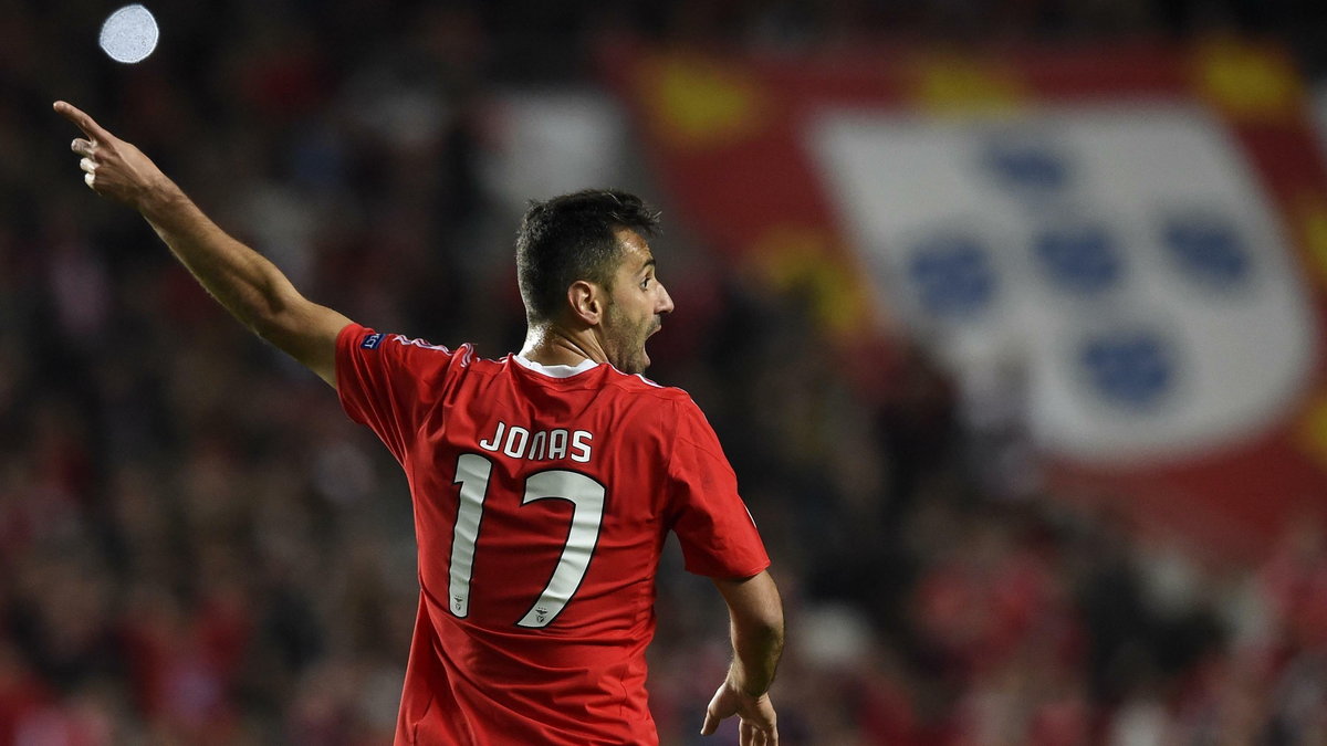 Benfica's Brazilian forward Jonas gestures during the UEFA Champions League round of 16 football match SL Benfica vs FC Zenith Saint-Petersburg at the Luz stadium in Lisbon on February 16, 2016. / AFP / FRANCISCO LEONG