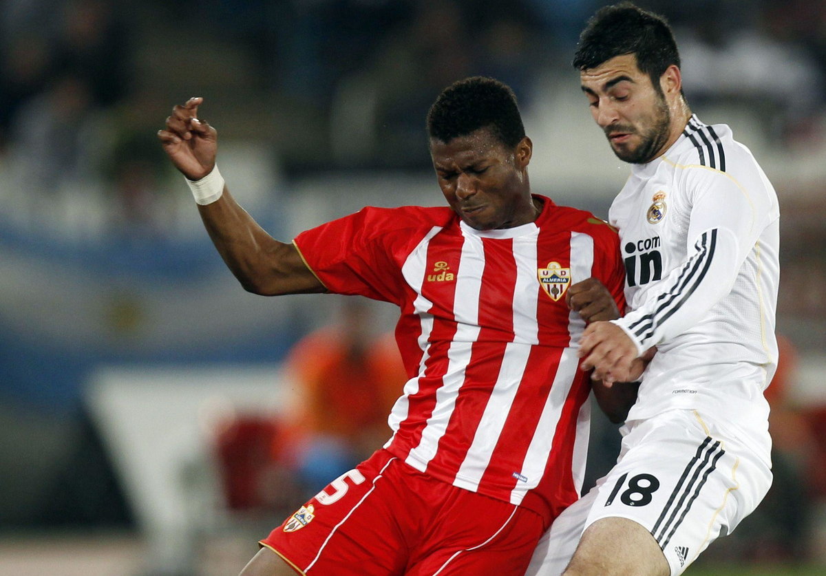 Kalu Uche (L) i Raul Albiol (P)