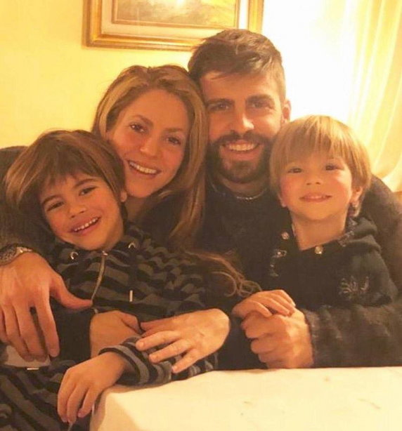 Shakira i Gerard Pique z synami w 2018 r.