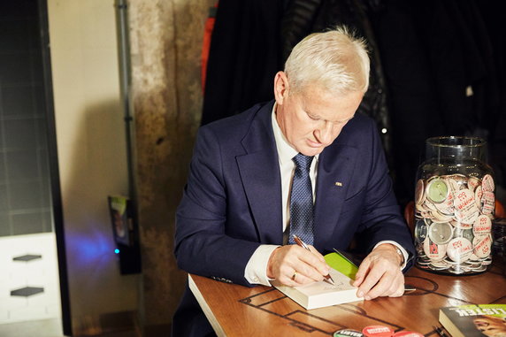 Były prezes PZPN cierpliwie składał autografy na każdej książce.