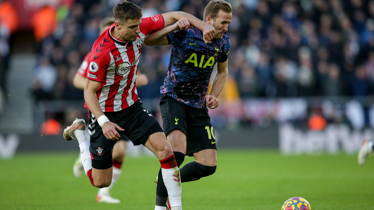 Jan Bednarek musiał toczyć twarde boje z Harry'm Kane'm