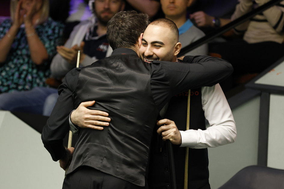 Ronnie O'Sullivan (L) i Hossein Vafaei