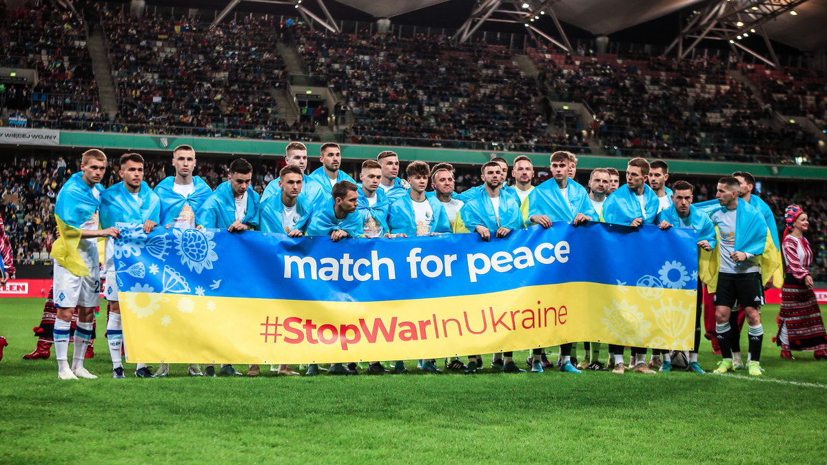 Piłkarze z antywojennym banerem. "Mecz dla pokoju. Stop wojnie w Ukrainie"