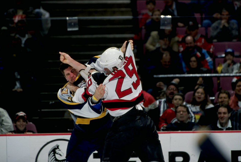 Krzysztof Oliwa podczas jednej z licznych bójek w NHL
