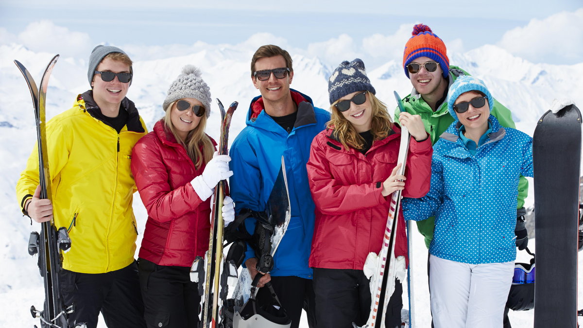 Grupa przyjaciół na nartach