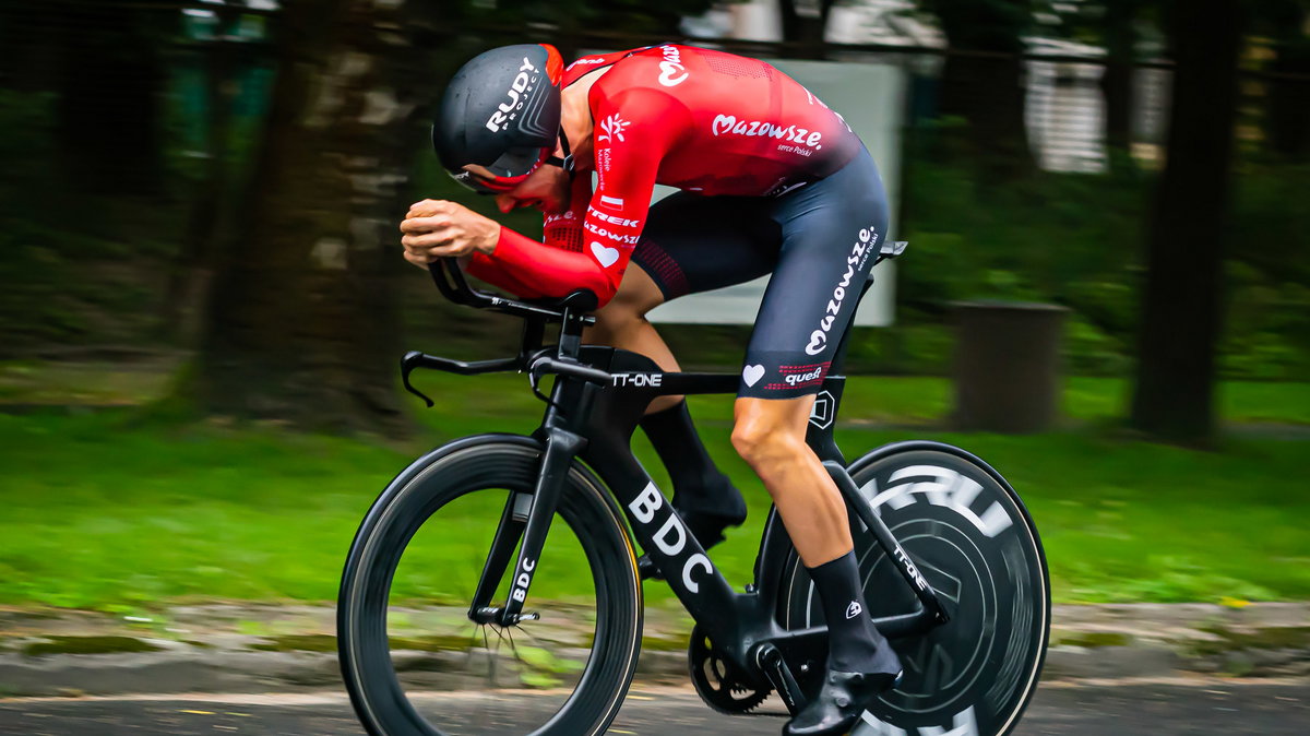 Paweł Bernaś w koszulce grupy HRE Mazowsze Serce Polski Cycling Team