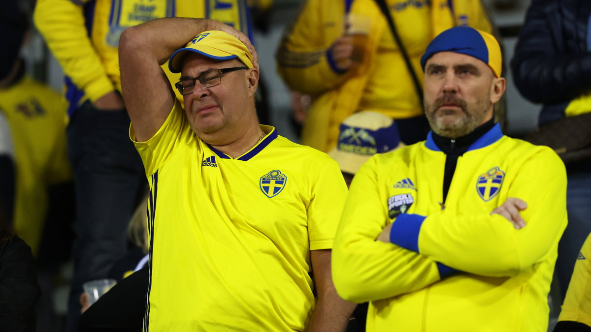 Kibice reprezentacji Szwecji po informacji o przerwaniu meczu z Belgią (1:1) z powodu zamachu.