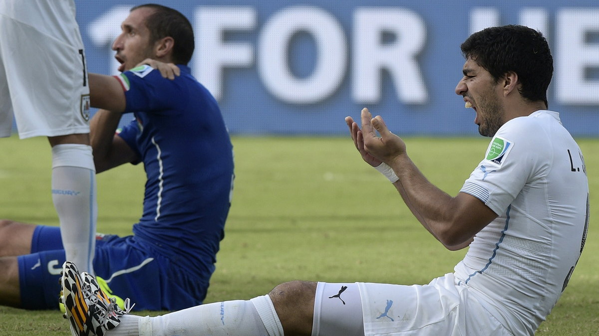 Luis Suarez (R) i Giorgio Chiellini