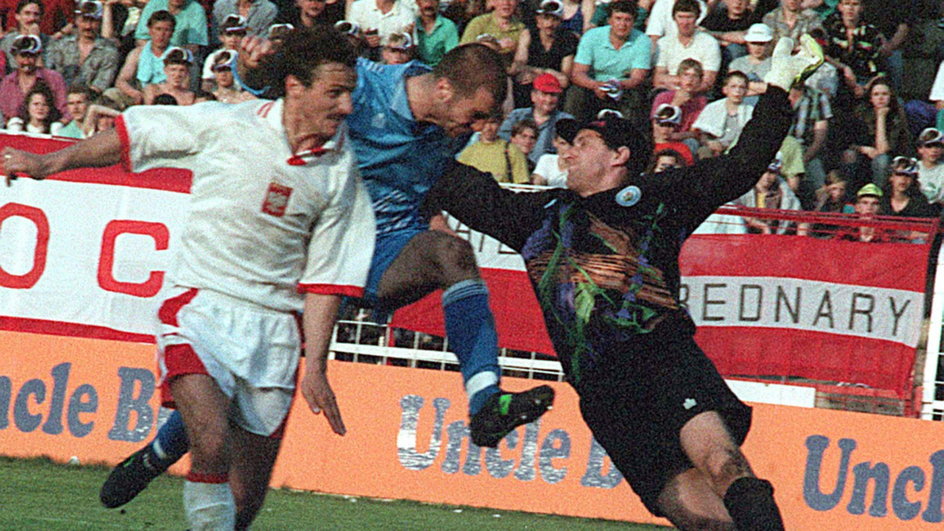 Jan Furtok strzela gola ręką w meczu Polska - San Marino (1993 r.)