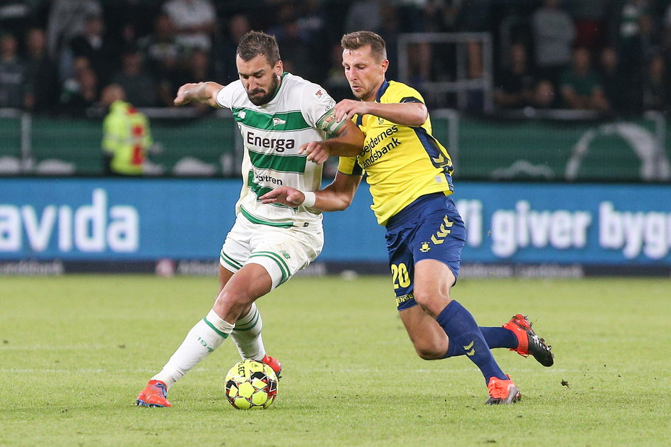 Kamil Wilczek (z prawej) podczas meczu Lechia Gdansk - Brondby IF