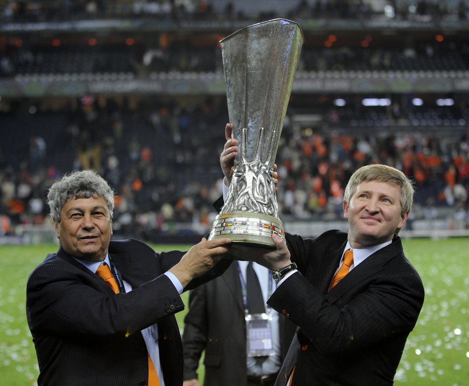 Mircea Lucescu i Rinat Achmetow z Pucharem UEFA wywalczonym w 2009 r.