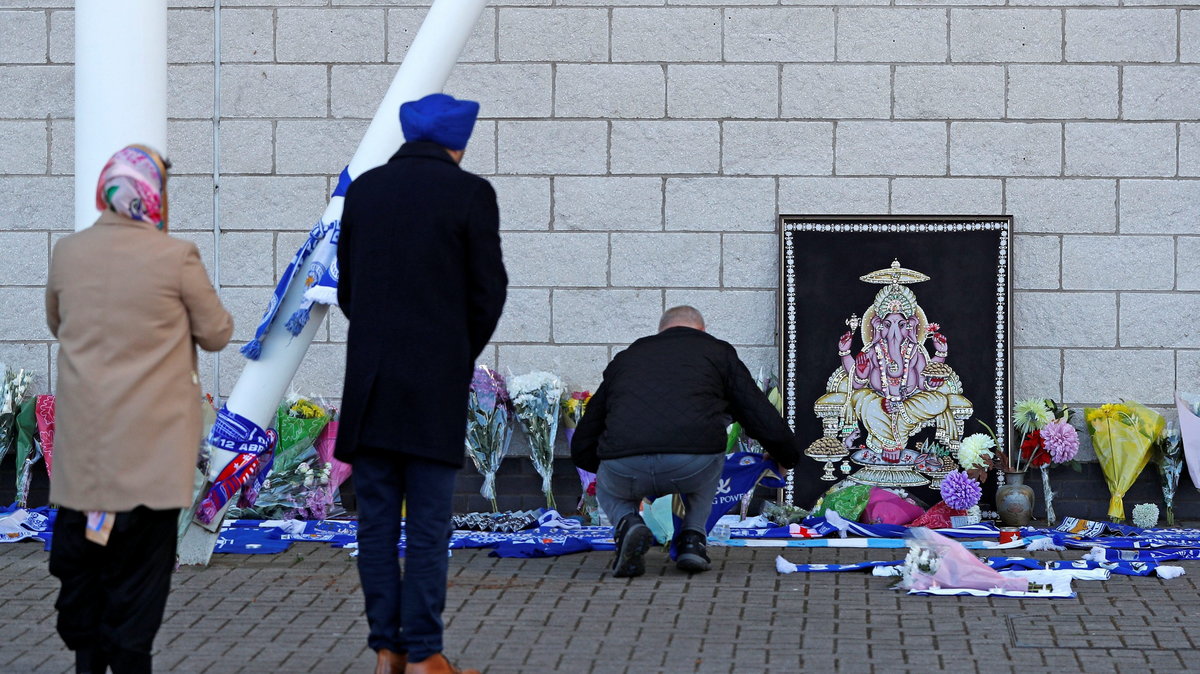 Kibice składają kwiaty pod King Power Stadium