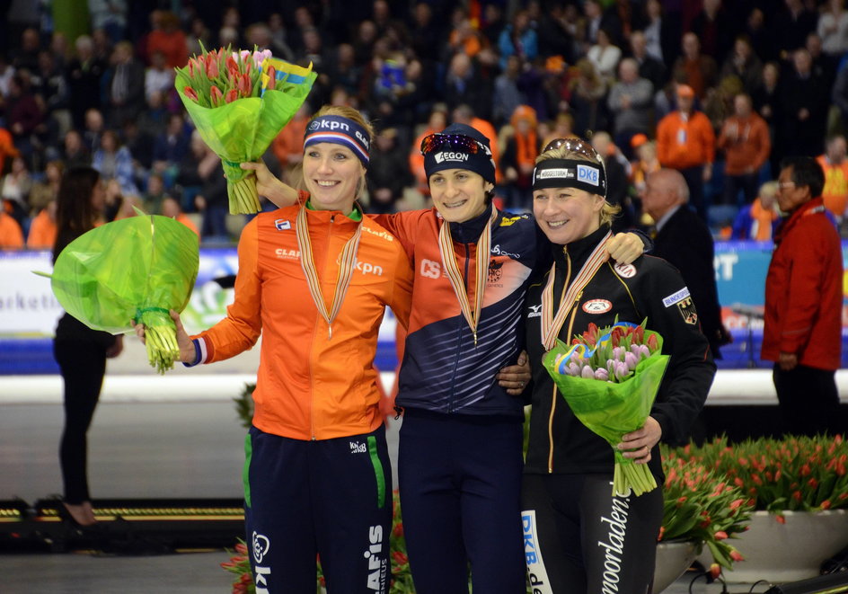 Martina Sablikova (w środku) i Claudia Pechstein (z prawej) na podium mistrzostw świata w Heerenveen w 2015 roku. Czeszka wygrała wtedy na 5000 m.