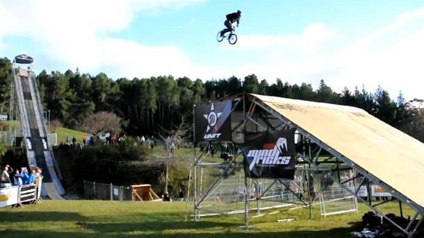 Pierwszy w historii potrójny backflip na BMX