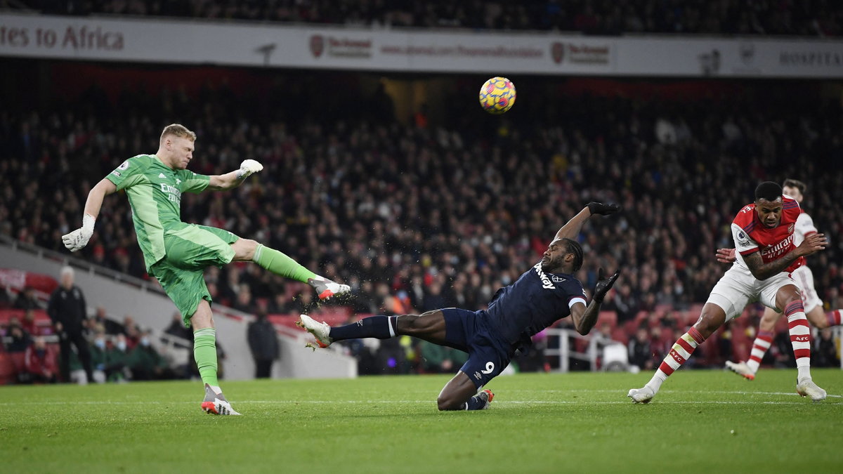 Aaron Ramsdale (Arsenal Londyn) i Michail Antonio (West Ham Londyn)