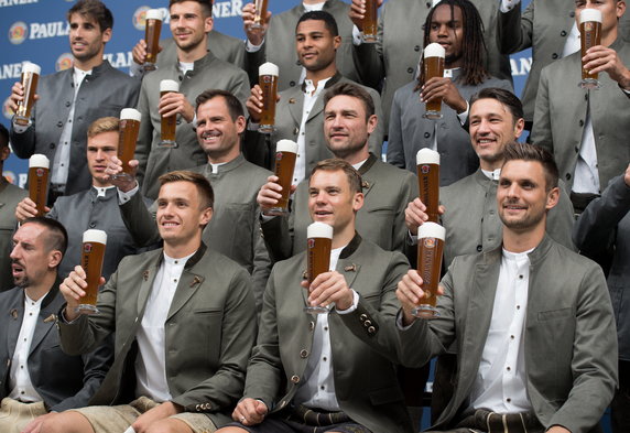 epa06991984 - GERMANY SOCCER BAYERN MUNICH PAULANER (Bayern Munich players in traditional Bavarian clothing)