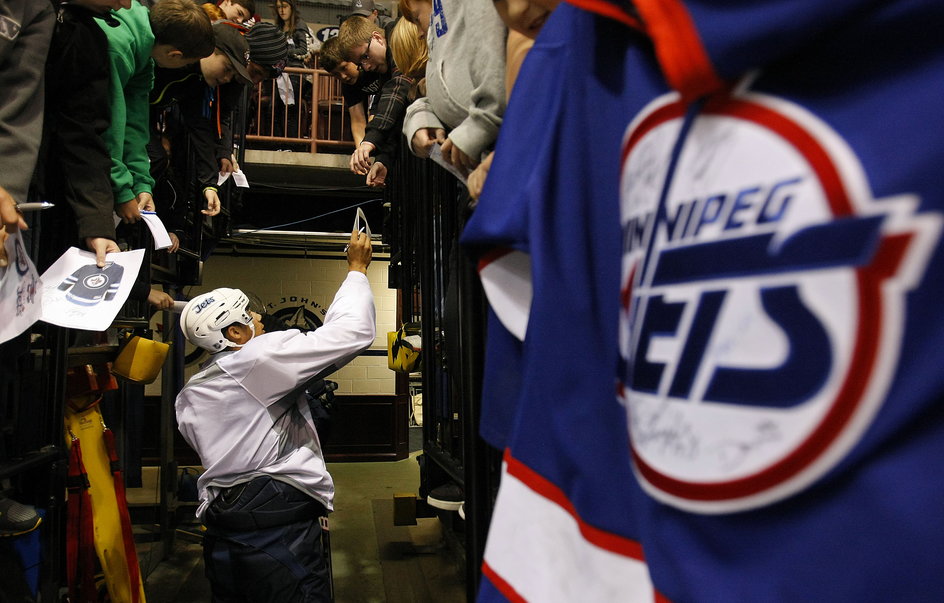 Evander Kane rozdający autografy kibicom Winnipeg Jets. 2011 r.