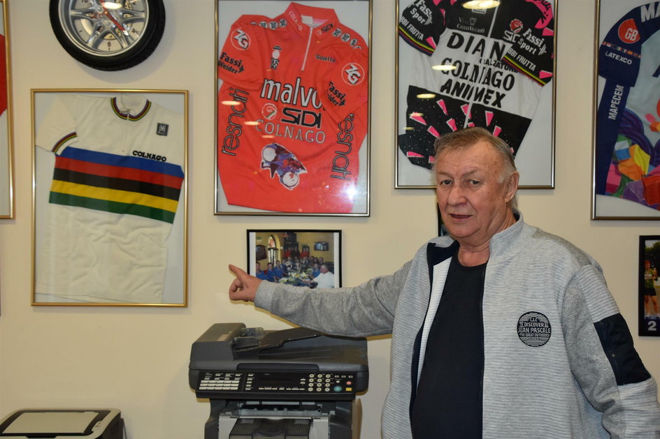 Prezes Kazimierz Milanowski z dumą pokazuje najcenniejsze klubowe trofeum, czyli koszulkę, w której Lech Piasecki jeździł jako mistrz świata.