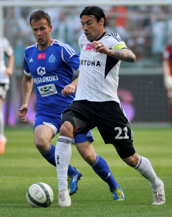 PIŁKARSKA EKSTAKLASA LEGIA KONTRA RUCH (Ivica Vrdoljak Marek Zieńczuk )