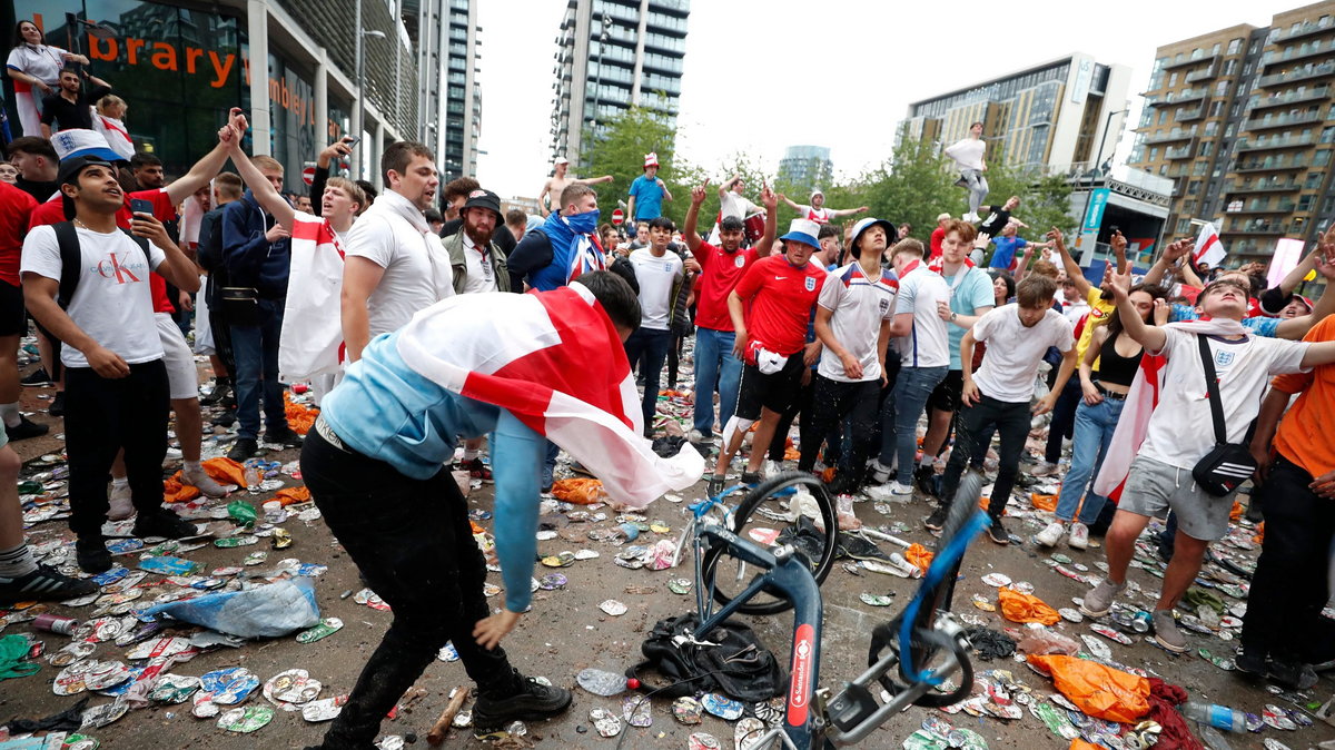 Angielscy kibice przed finałem Euro 2020 na Wembley