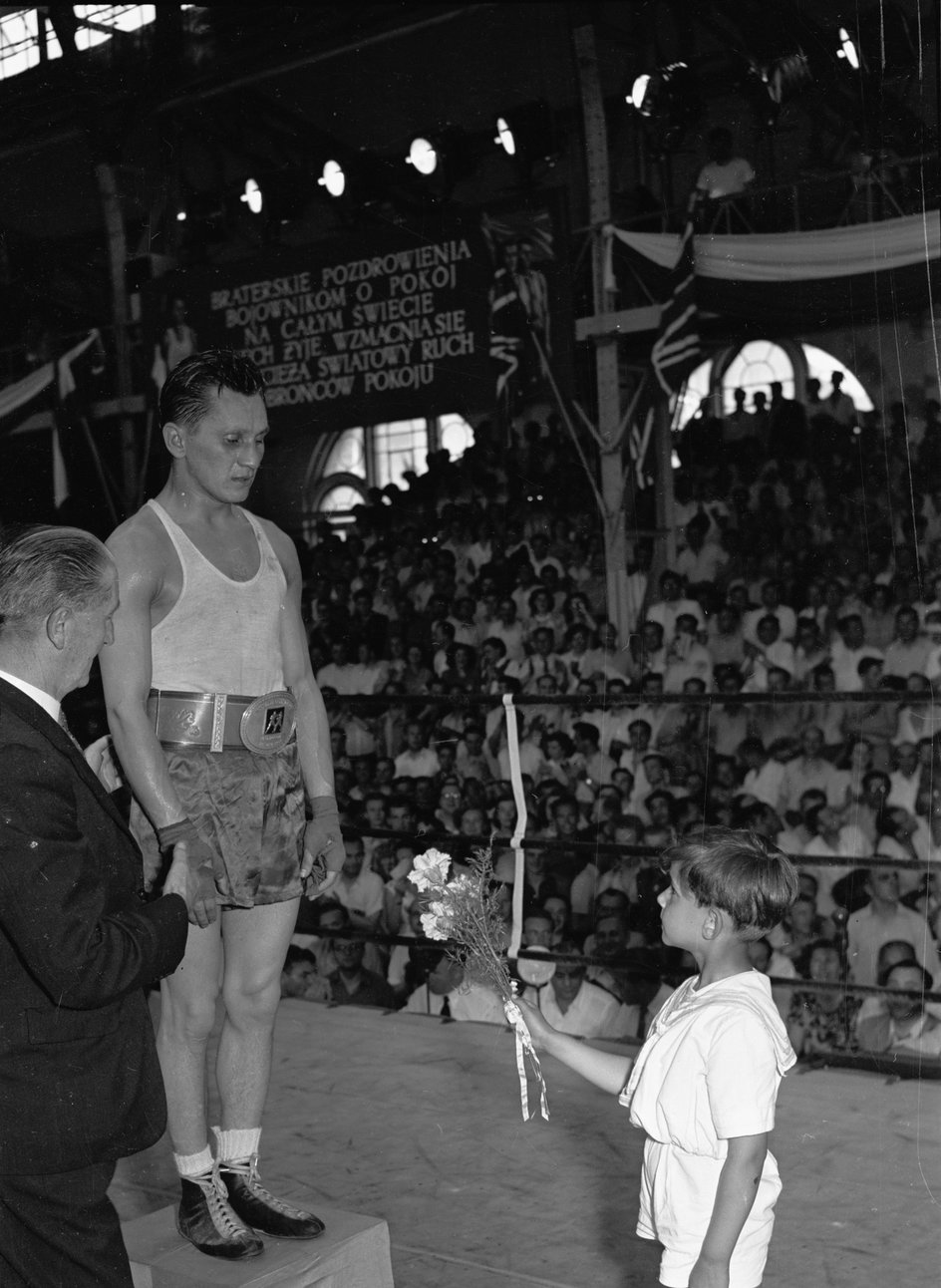 Zenon Stefaniuk odbiera złoty medal ME 1953 w boksie