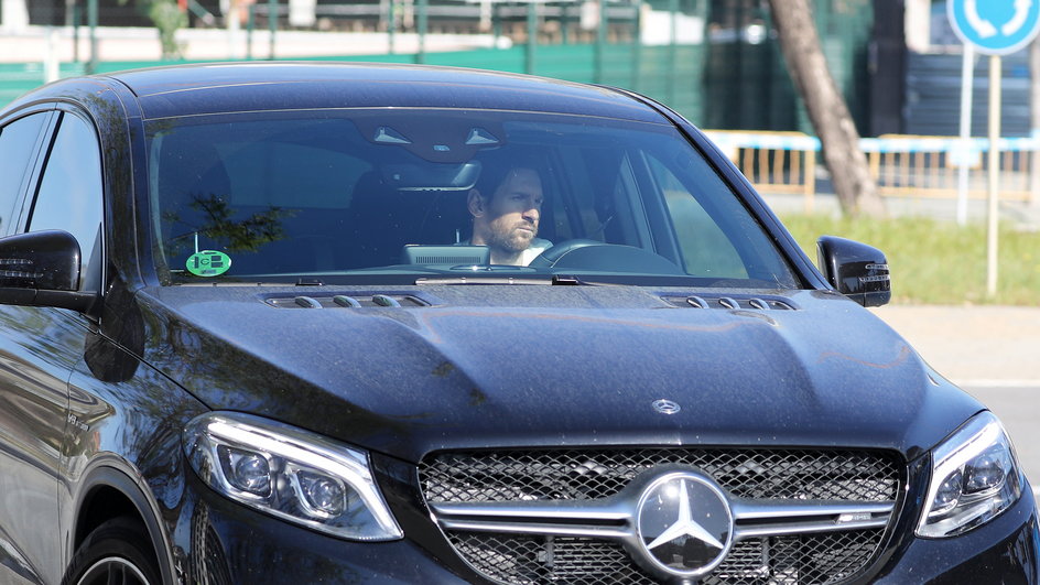 Lionel Messi w jednym ze swoich samochodów