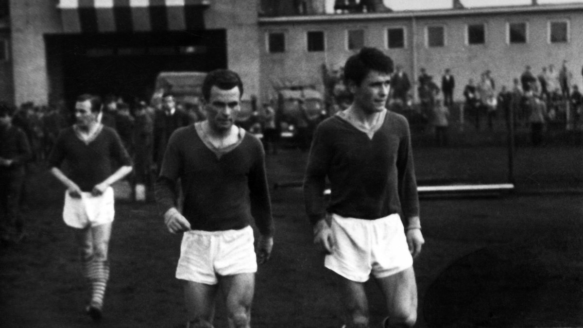 Po przerwie na murawę wychodzą (od lewej): Joachim Stachuła, Paweł Śpiewok, Hubert Skowronek, 1965, Stadion Olimpijski we Wrocławiu